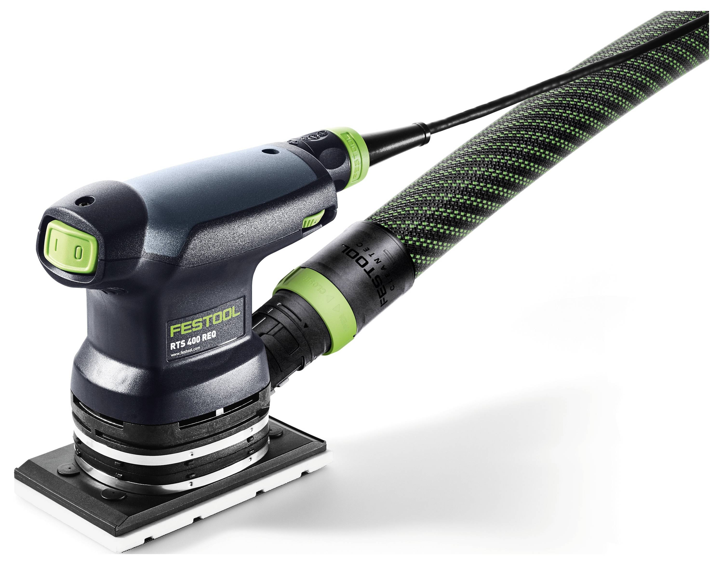En Festool RTS 400 REQ rektangulär orbital slipmaskin ligger vinklat, ansluten till en dammsugarslang. Den har ergonomiska funktioner och en kompakt design.