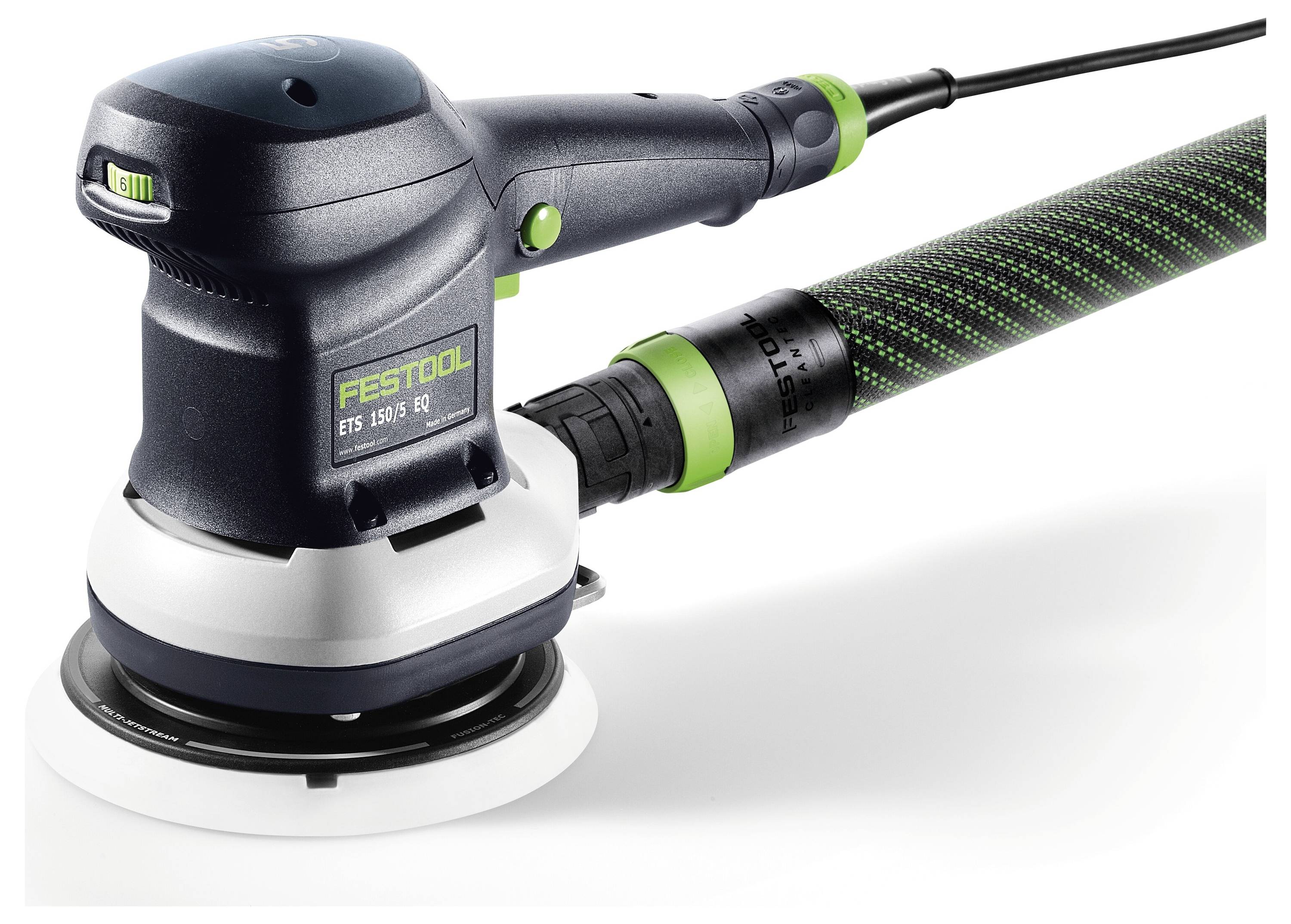 Festool ETS 150/5 elektrisk slipmaskin med texturerat handtag och ansluten grön och svart dammsugeslang, designad för jämna slipningsarbeten.