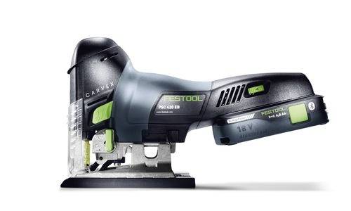 En svart och grön Festool sticksåg med en slimmad design, märkt 'PSC 420 EB', står på en vit bakgrund och visar upp sin ergonomiska handtag.