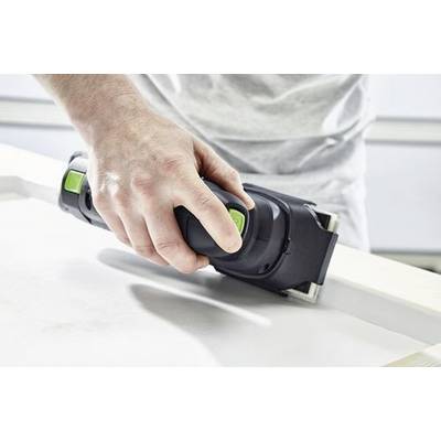En person använder en sladdlös elektrisk slip på en träyta och fokuserar på att jämna ut och avsluta materialet.