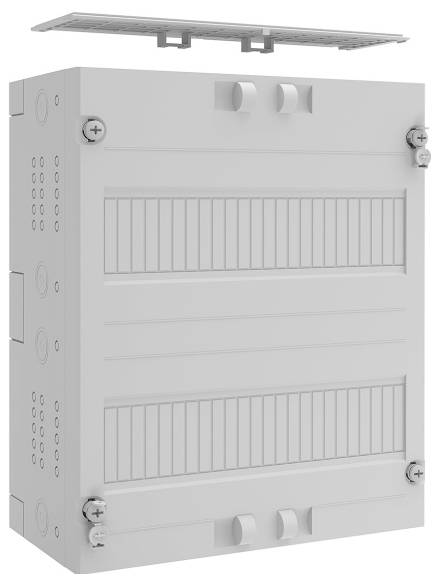 En grå elektrisk fördelningsbox med flera fack, skruvar och ett öppet panellock ovanpå, utformad för att hålla säkringar.