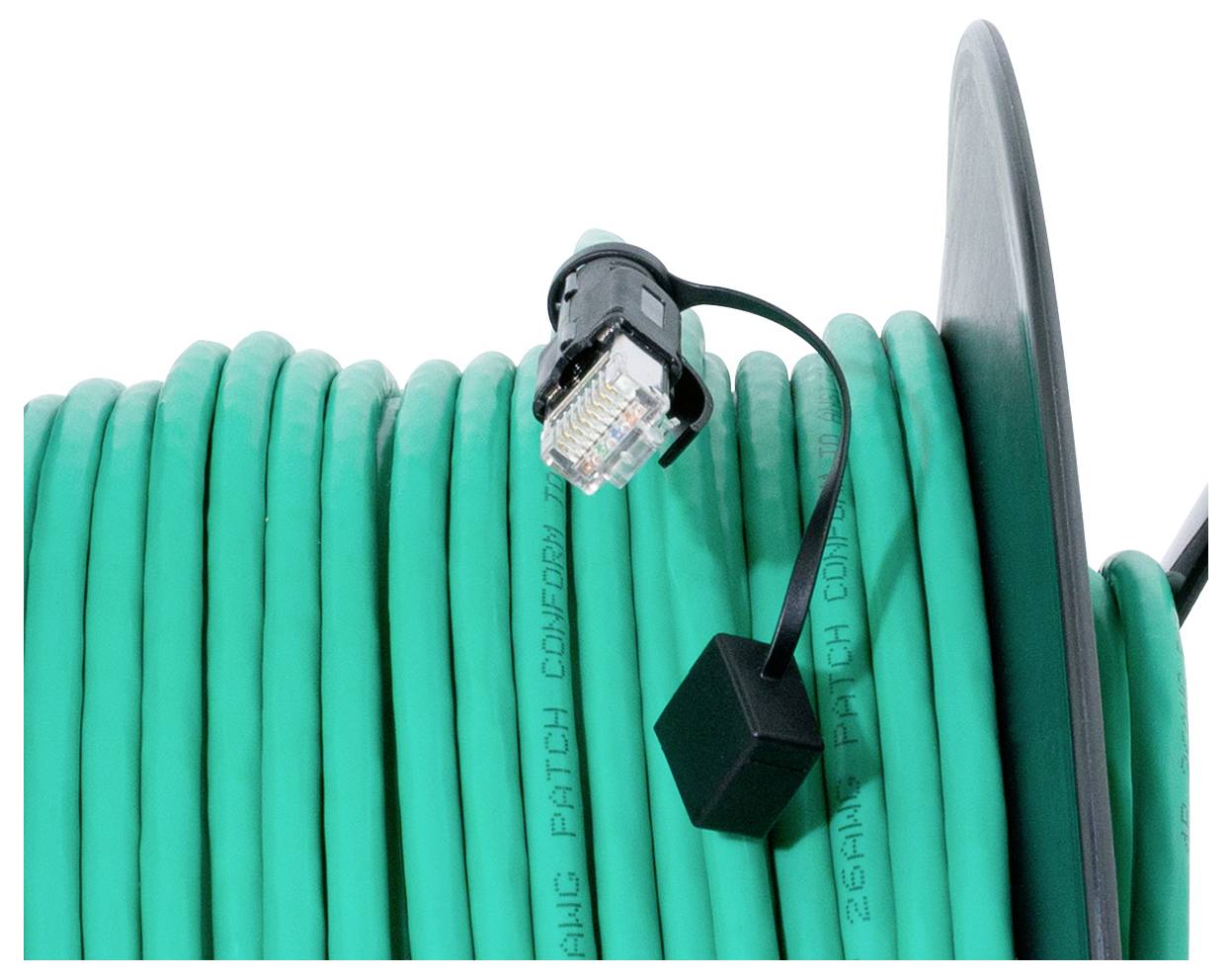 En spolad grön ethernetkabel med en ansluten kontakt vilar på en rulle, redo för nätverksinstallation eller uppställning.