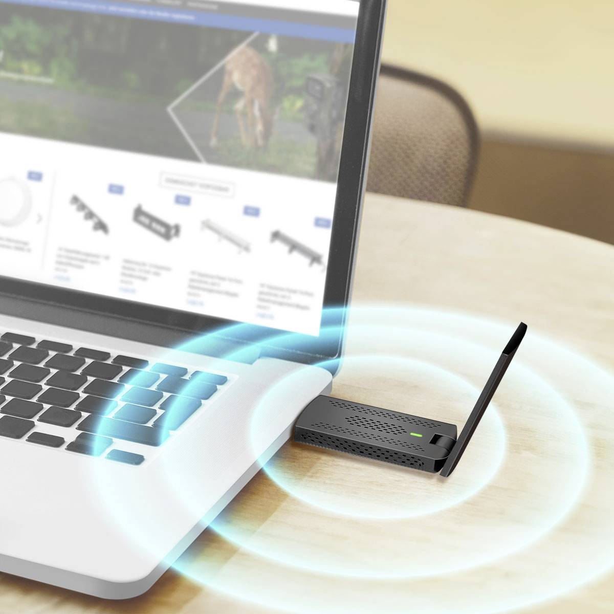 En bärbar dator på ett bord med en Wi-Fi-dongle isatt, som visar en webbplats om trådlös teknik och indikerar förbättrad internetuppkoppling.