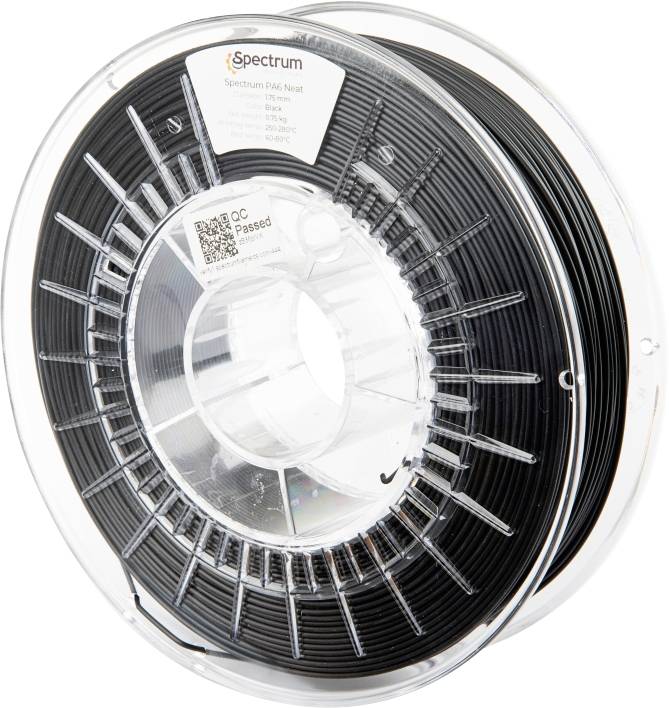 En genomskinlig spole innehåller svart 3D-skrivarefilament märkt 'Spectrum PA6 Neat'. Etiketten inkluderar specifikationer och en QR-kod för produktdetaljer.