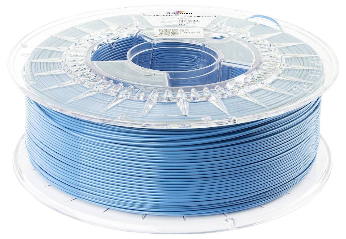 En rulle blå 3D-skrivarefilament, noggrant lindad, med en genomskinlig plastspole som visar produktdetaljer på en central etikett.