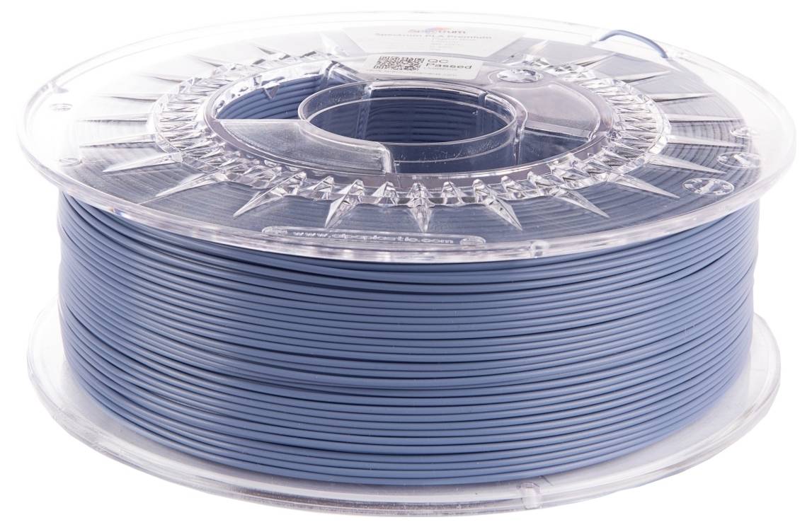 En rulle blå filament för 3D-utskrift, noggrant lindad och innesluten i ett genomskinligt plastfodral, placerad mot en vit bakgrund.