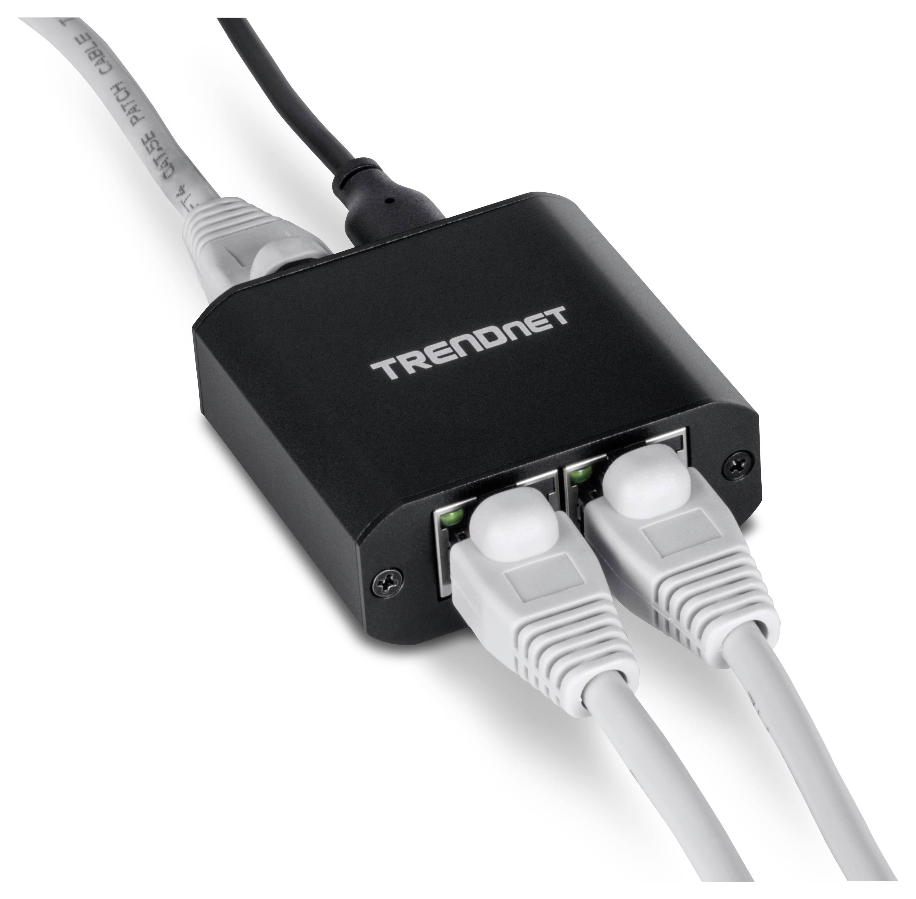 En nätverksswitch med märkesnamnet 'TRENDnet' på ovansidan, ansluten till två Ethernet-kablar.
