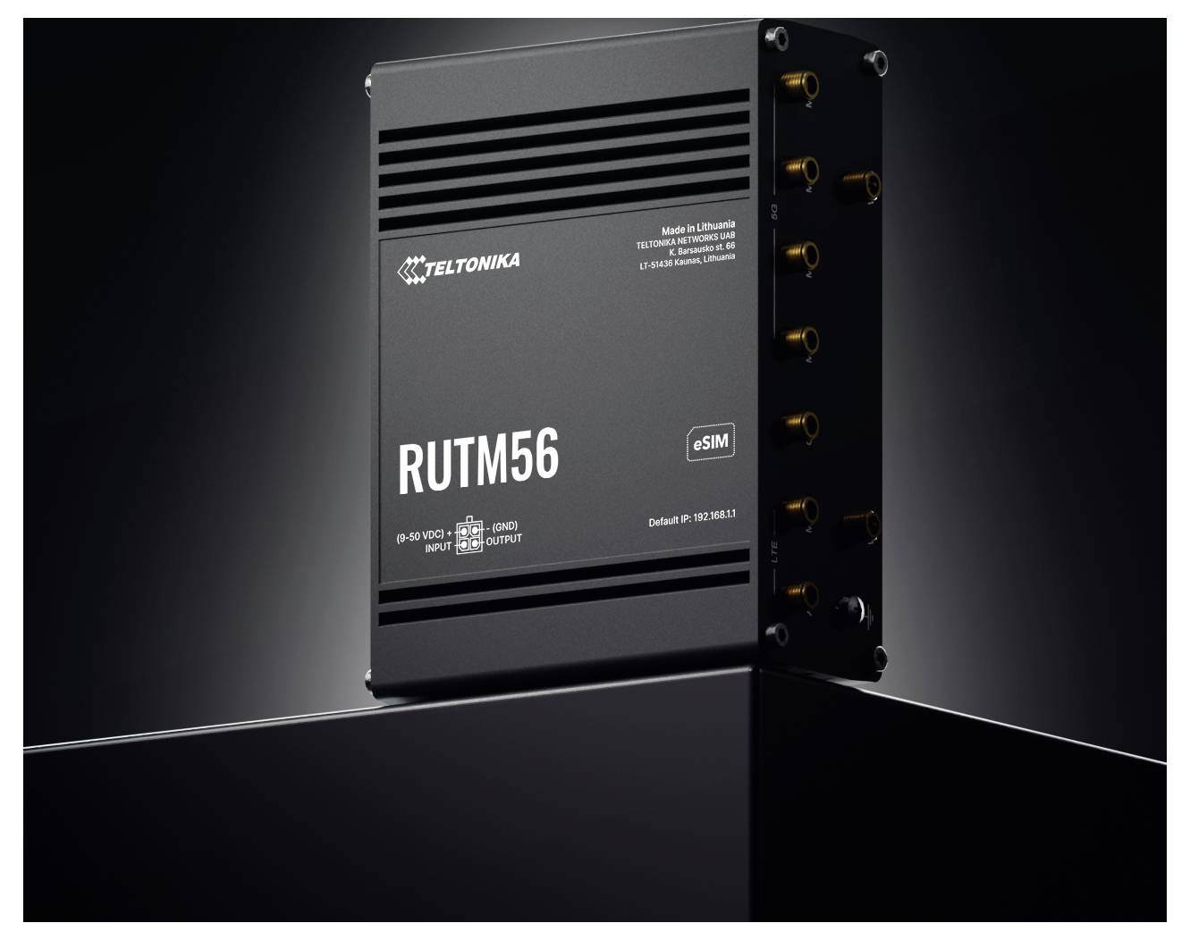 En svart Teltonika RUTM56 trådlös router visas framträdande, med flera antennkontakter och modellinformation på sin hödje.
