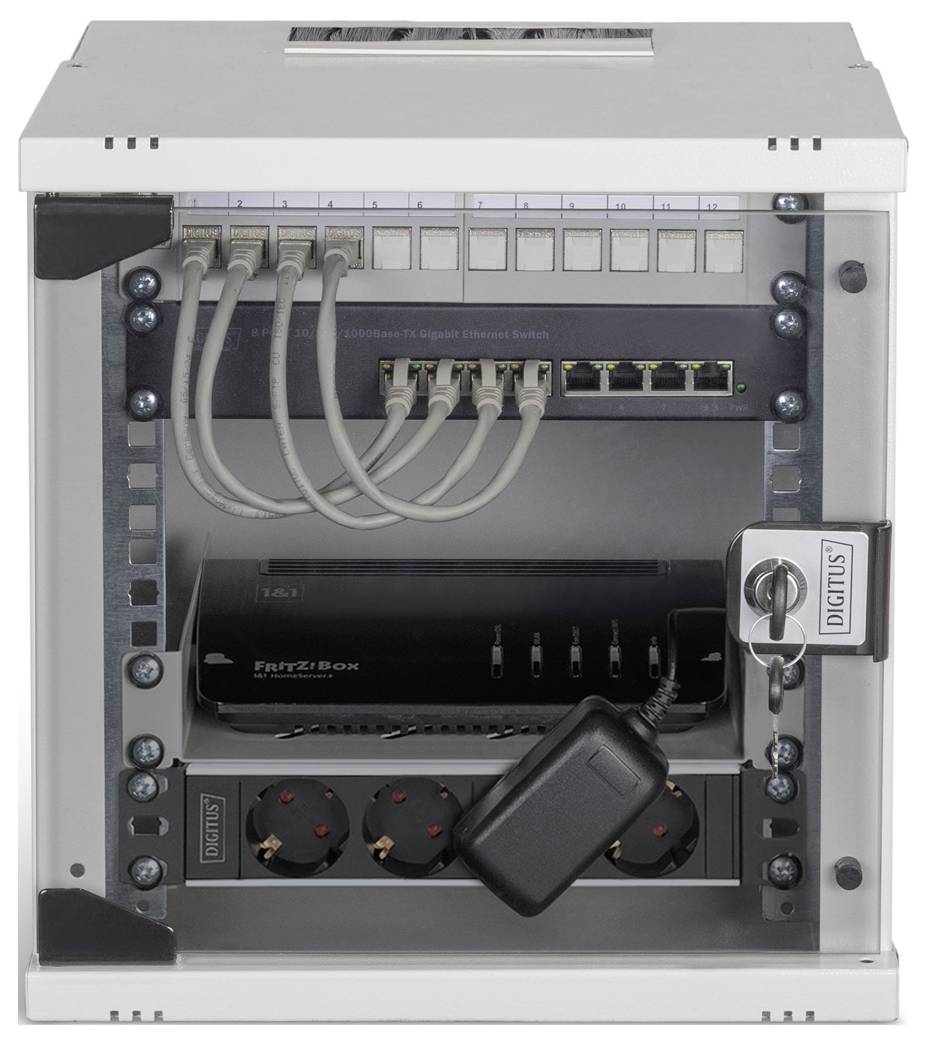Ett litet nätverksskåp som innehåller en patchpanel, Ethernetkablar anslutna till en switch och eluttag med en nyslåst dörr.