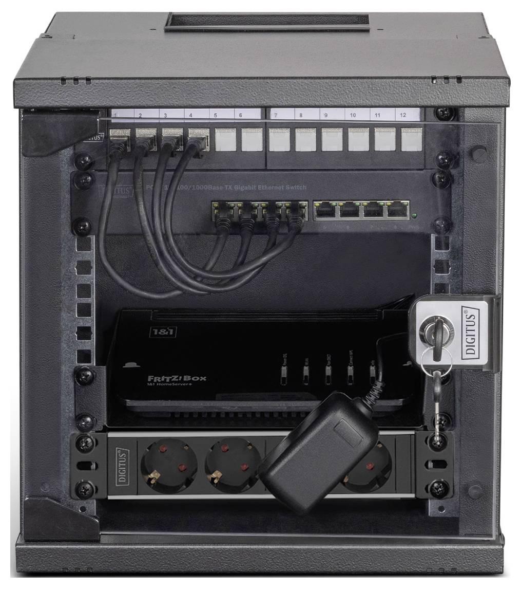 Liten serverrack med nätverksswitch, router, patchpanel och elkontaktlist, använd för att organisera och säkra nätverksenheter.