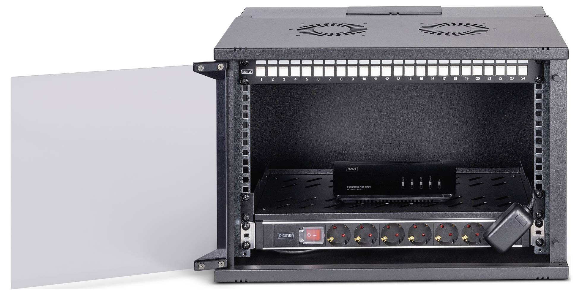 Ett svart nätverksskåp med öppen frontdörr som visar en monterad strömfördelningsenhet och en nätverksrouter inuti.