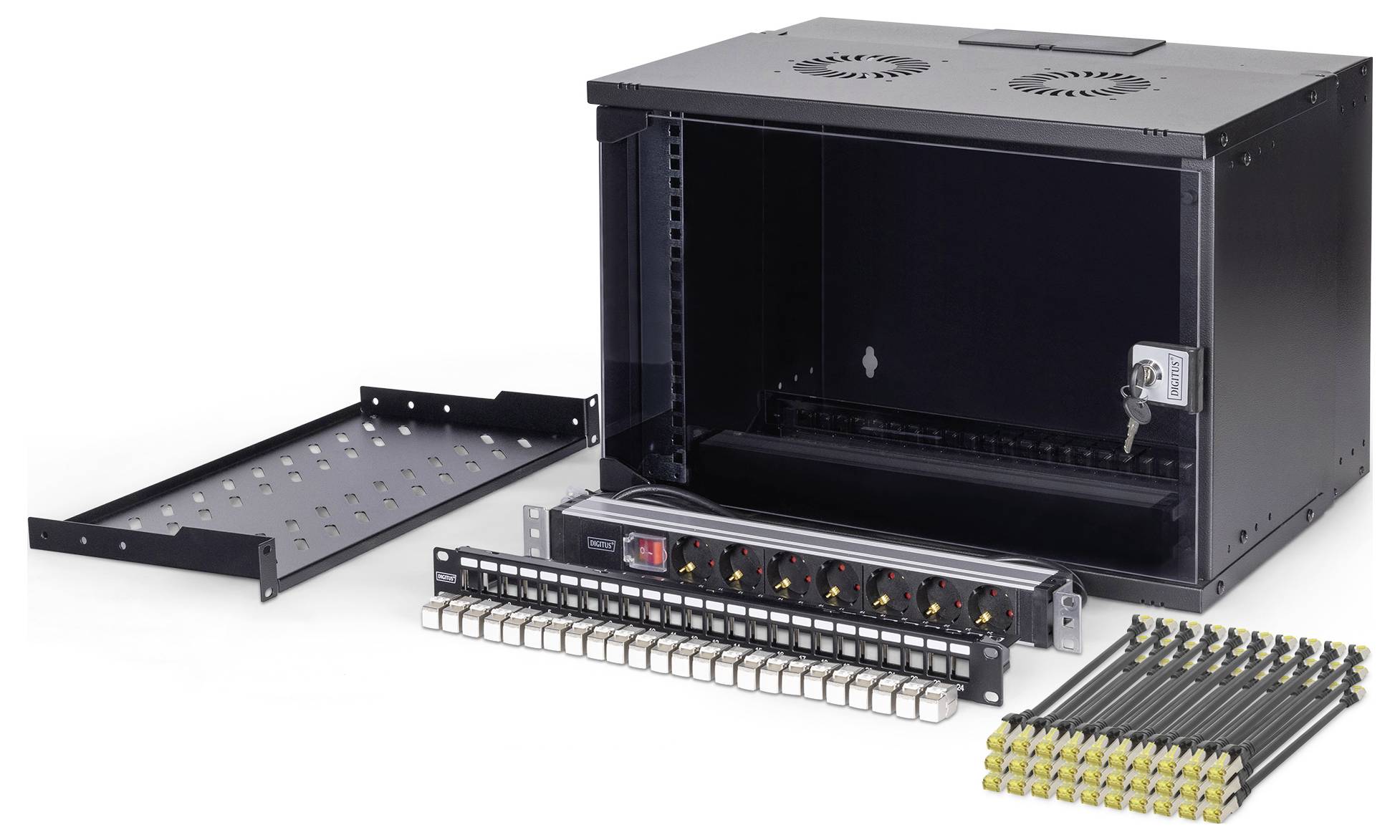 Ett svart rackmonterat serverkabinett med öppen front, strömfördelningsenhet, patchpanel och flera nätverkskablar visade bredvid sig.