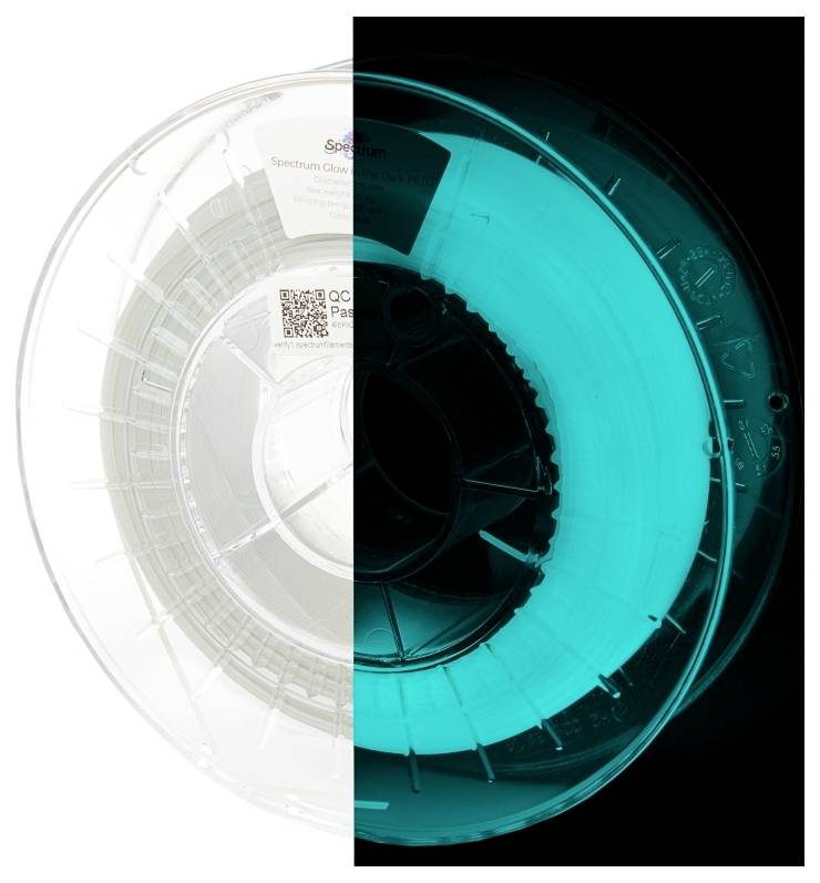 En rulle med 3D-skrivarfilament visas, där hälften lyser blått i mörkret och den andra hälften i normalt ljus, vilket avslöjar ett translucent material.