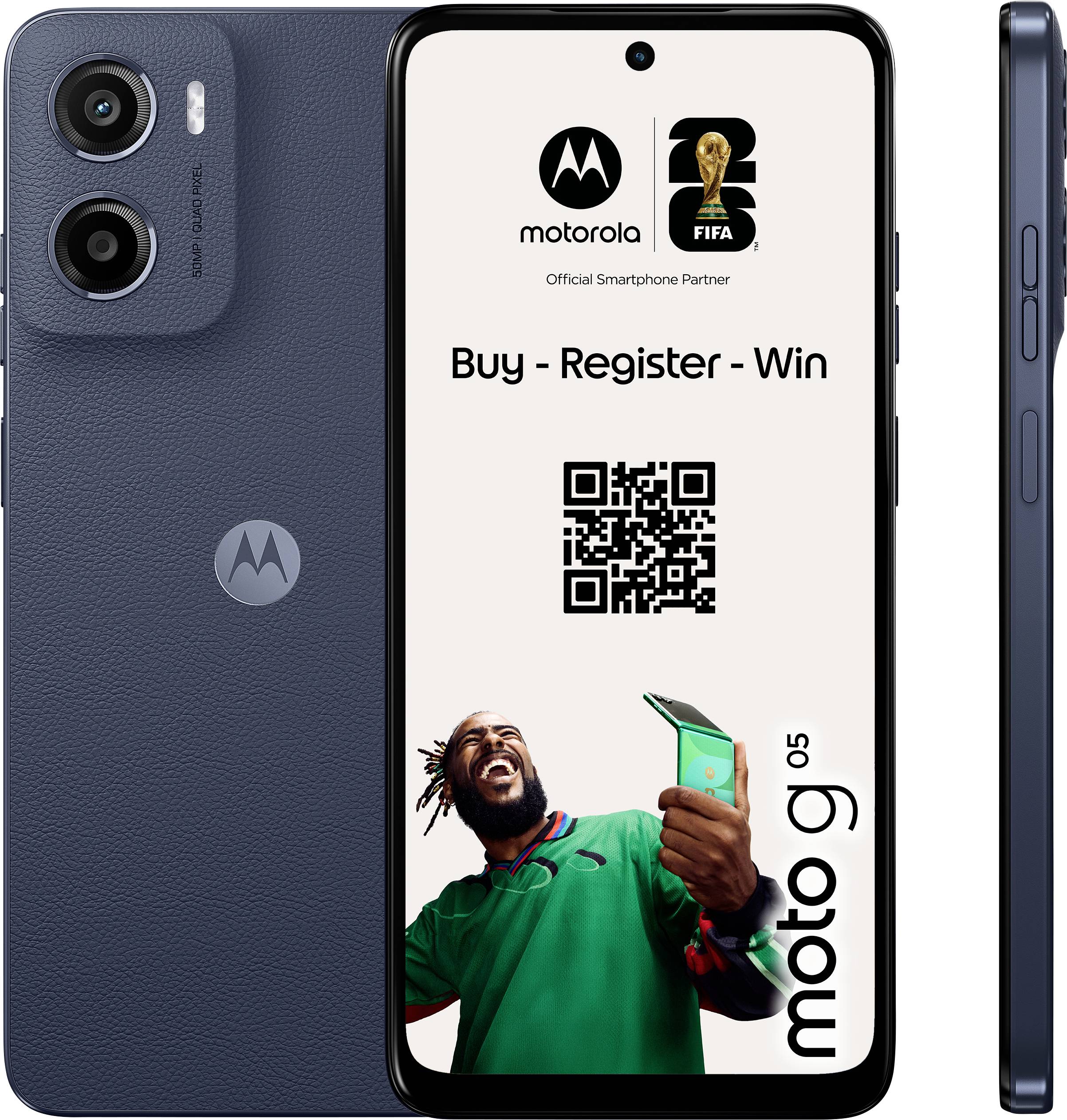 En Motorola Moto G 5G-smartphone med texten "Köp - Registrera - Vinn", en FIFA-logga och en QR-kod på skärmen. En man håller glatt telefonen.