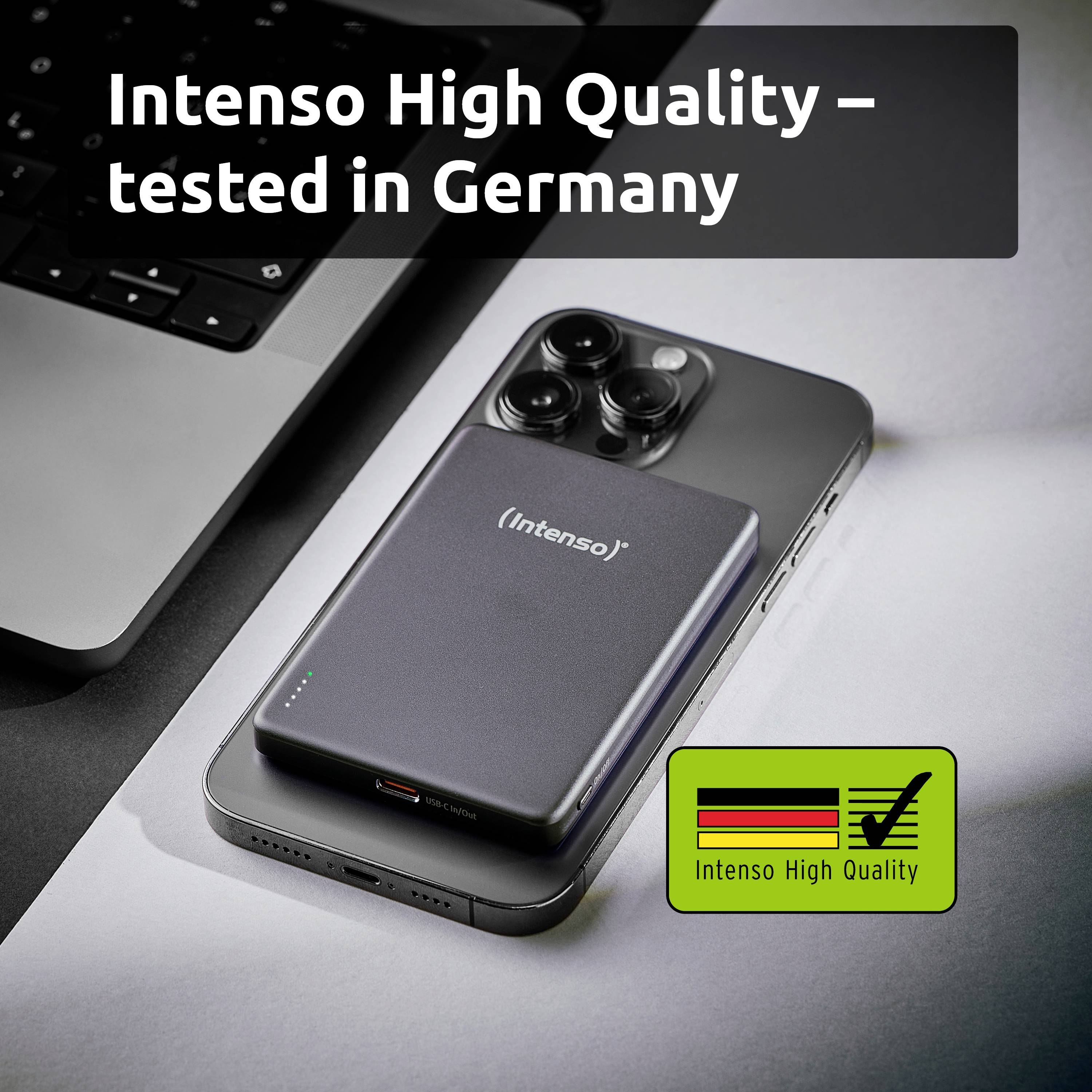 En smartphone på ett skrivbord med ett externt "Intenso"-batteri placerat ovanpå. Text lyder "Intenso High Quality – testad i Tyskland".