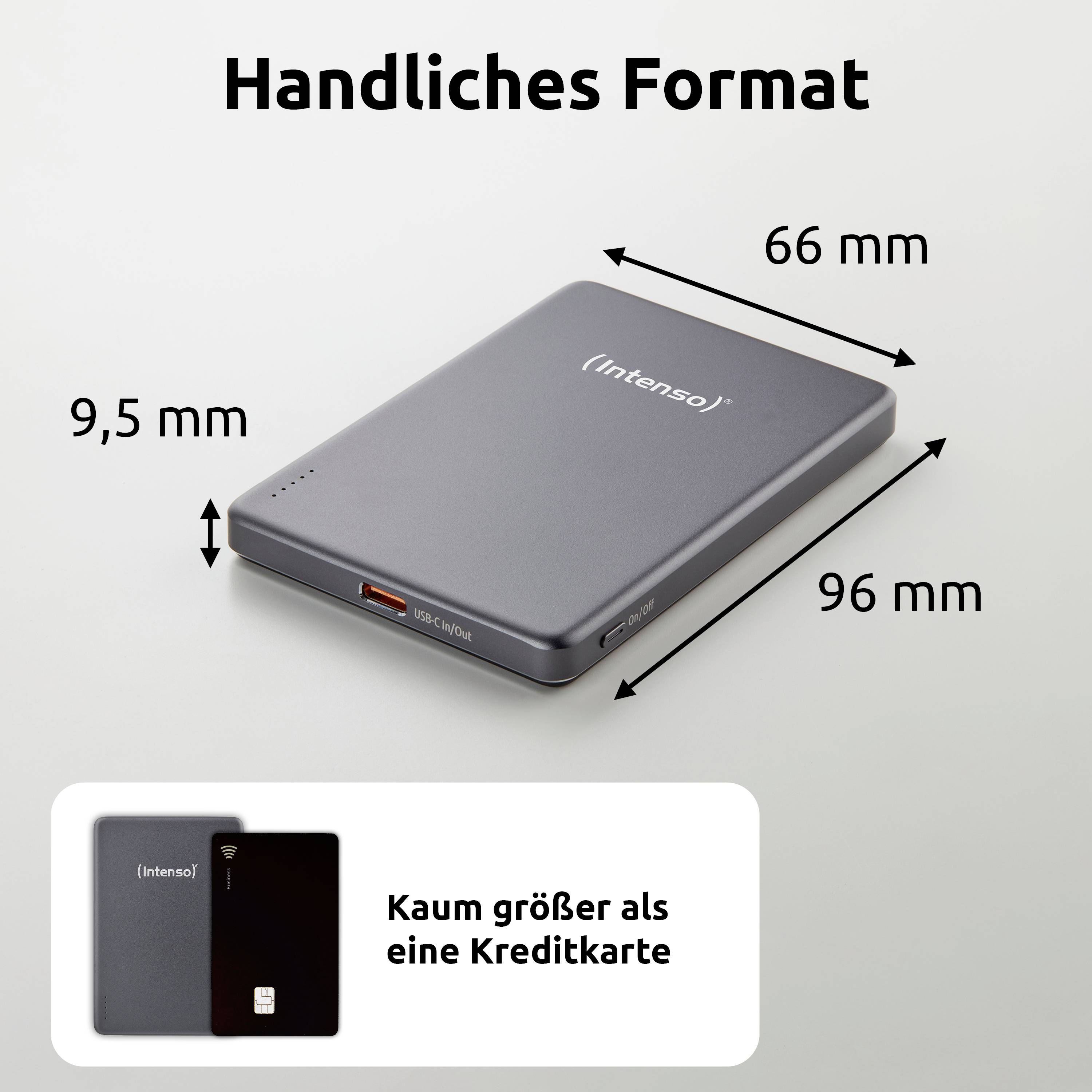 'Handliches Format' externt hårddiskformat: 96 mm x 66 mm x 9,5 mm. Visuell jämförelse visar att den är något större än ett kreditkort.