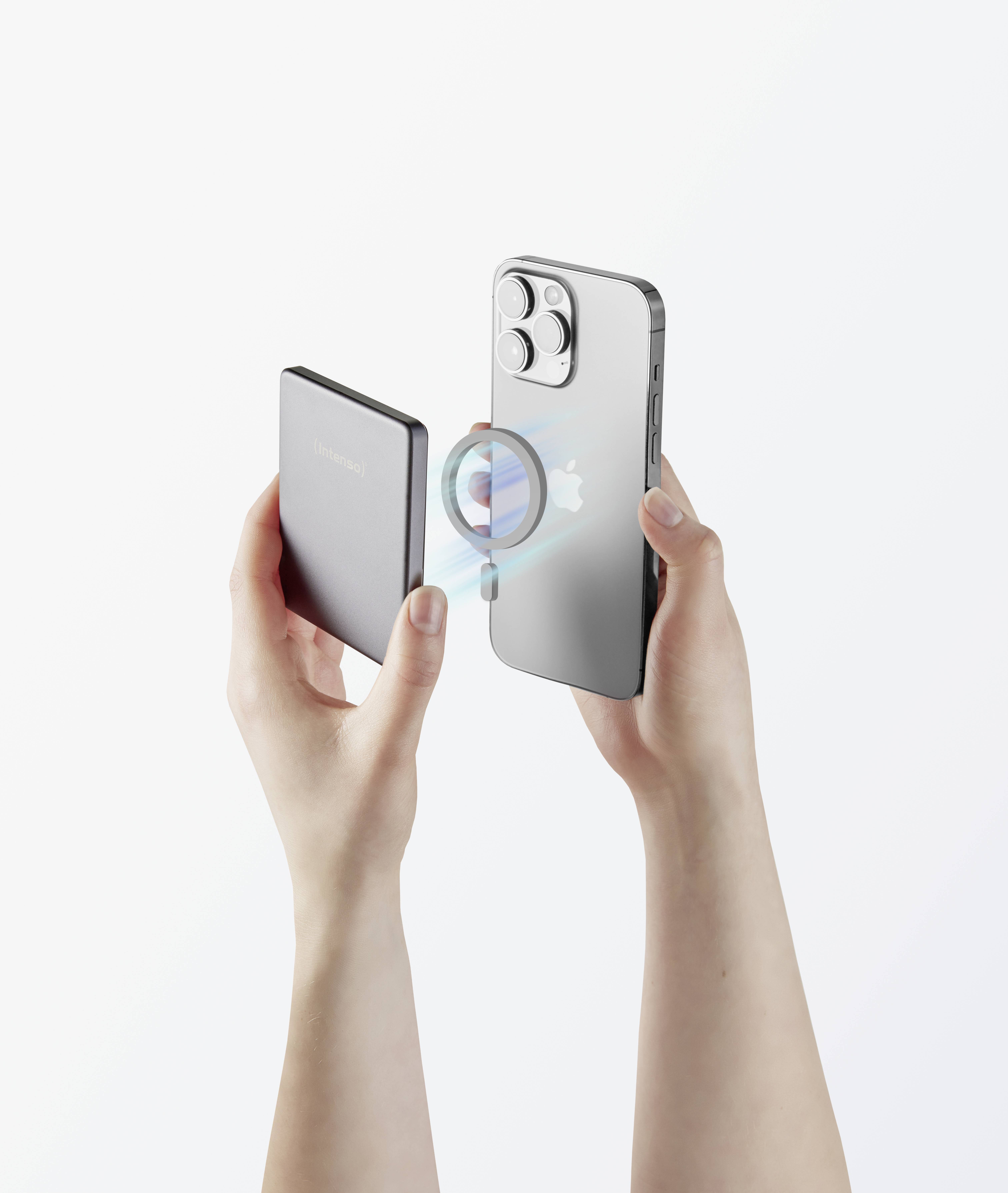 Två händer håller en smarttelefon och en bärbar enhet, och visar en holografisk förbindelse mellan dem, vilket indikerar trådlös dataöverföring.