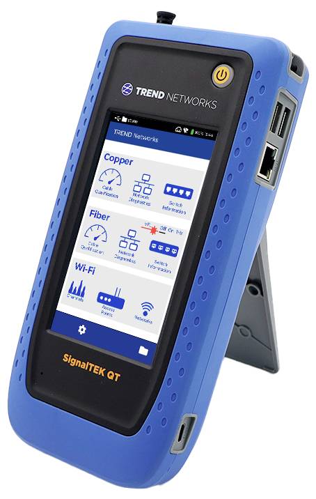 En handhållen enhet som visar en skärm med nätverkstestningsalternativ som inkluderar 'Koppar', 'Fiber' och 'Wi-Fi'. Den har ett blått höljen.