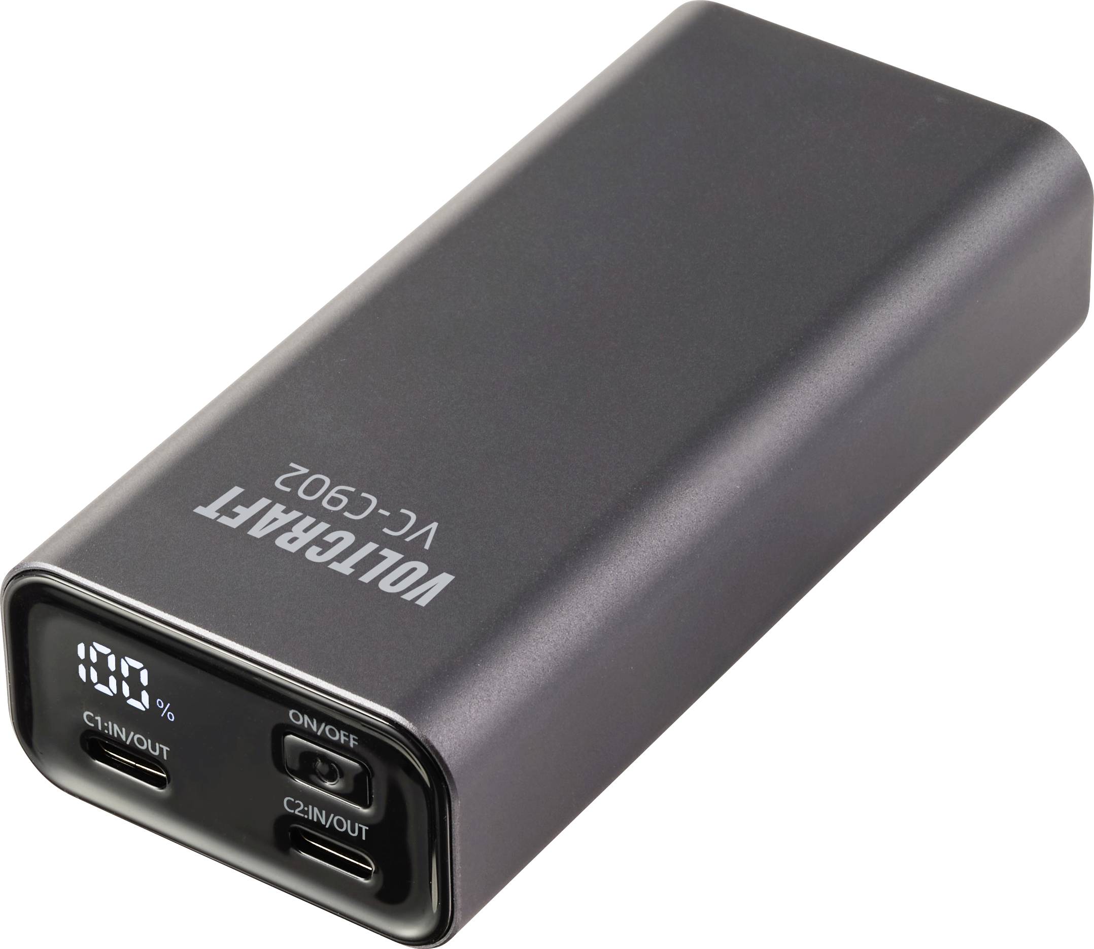 En svart, rektangulär powerbank med två USB-C-portar märkta 'C1-IN/OUT' och 'C2-IN/OUT'. Displayen visar '100%' laddningsnivå.