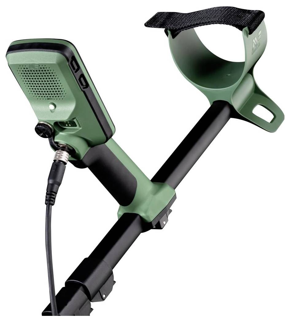 En metalldetektor med ett grönt handtag, svart skaftdel och justerbar armrem, konstruerad för att lokalisera metallföremål under marken.