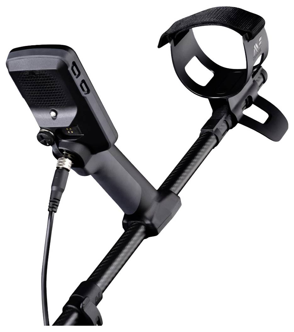 En svart kolfiber-axel som är fäst vid en metalldetektor-handtag med ett armstöd och kontrollenhet, utrustad med en kabelanslutning.