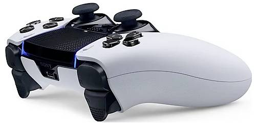 En vit och svart spelkontroll med flera knappar och analoga spakar, fotograferad från en vinkel som visar dess ergonomiska design.