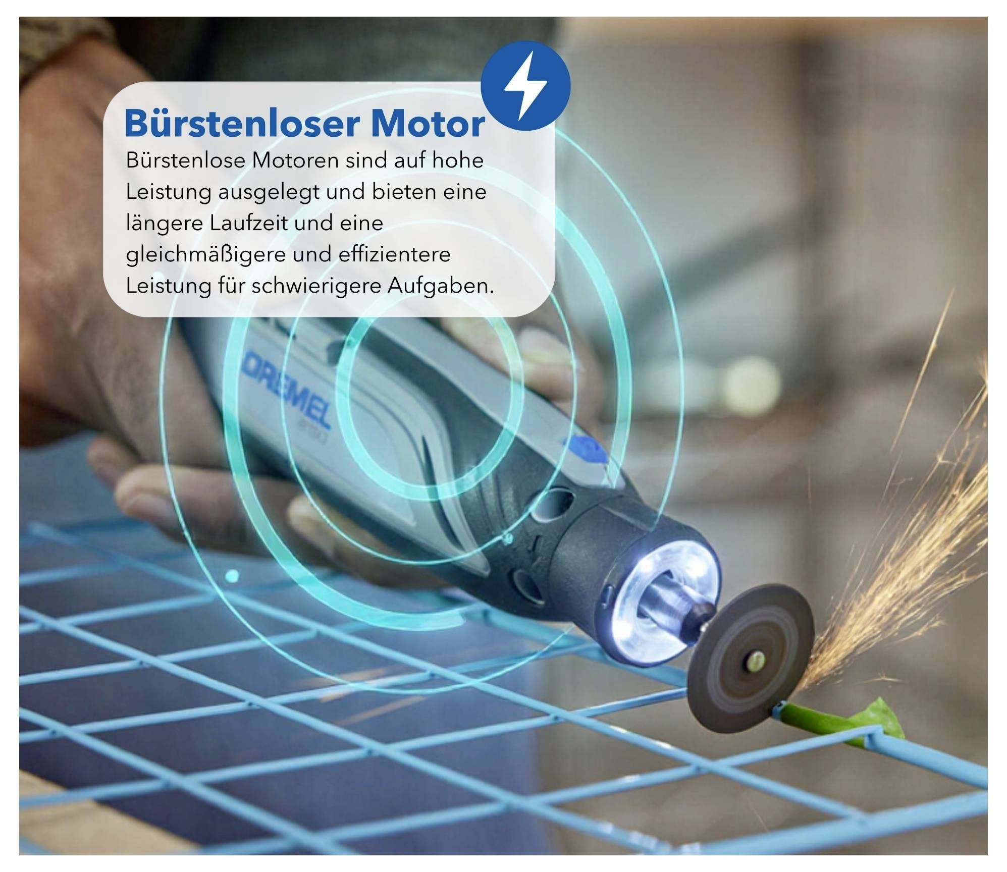 En person använder ett roteringsverktyg för att skära metall, med gnistor som flyger. Text läser 'Bürstenloser Motor', som belyser verktygets borstlösa motoregenskaper.