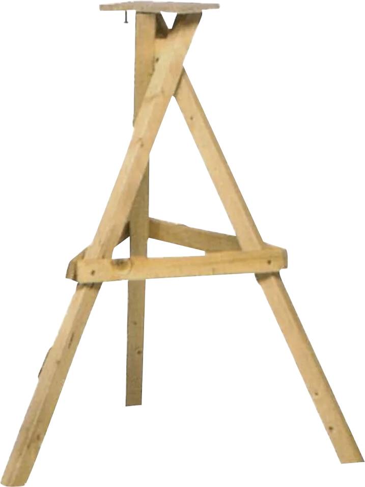 Ett träställ står på tre ben med en stödjande tvärbalk, konstruerat för att hålla en duk eller tavla för målning eller utställning.
