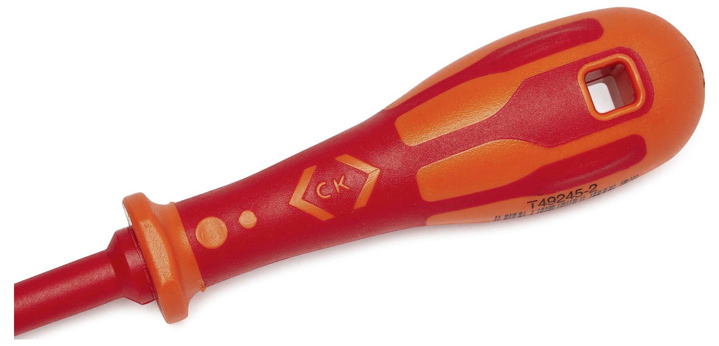 Röd och orange isolerad skruvmejselhandtag avsett för elarbete, utrustad med ergonomiskt grepp och ett sexkantigt hål nära toppen.