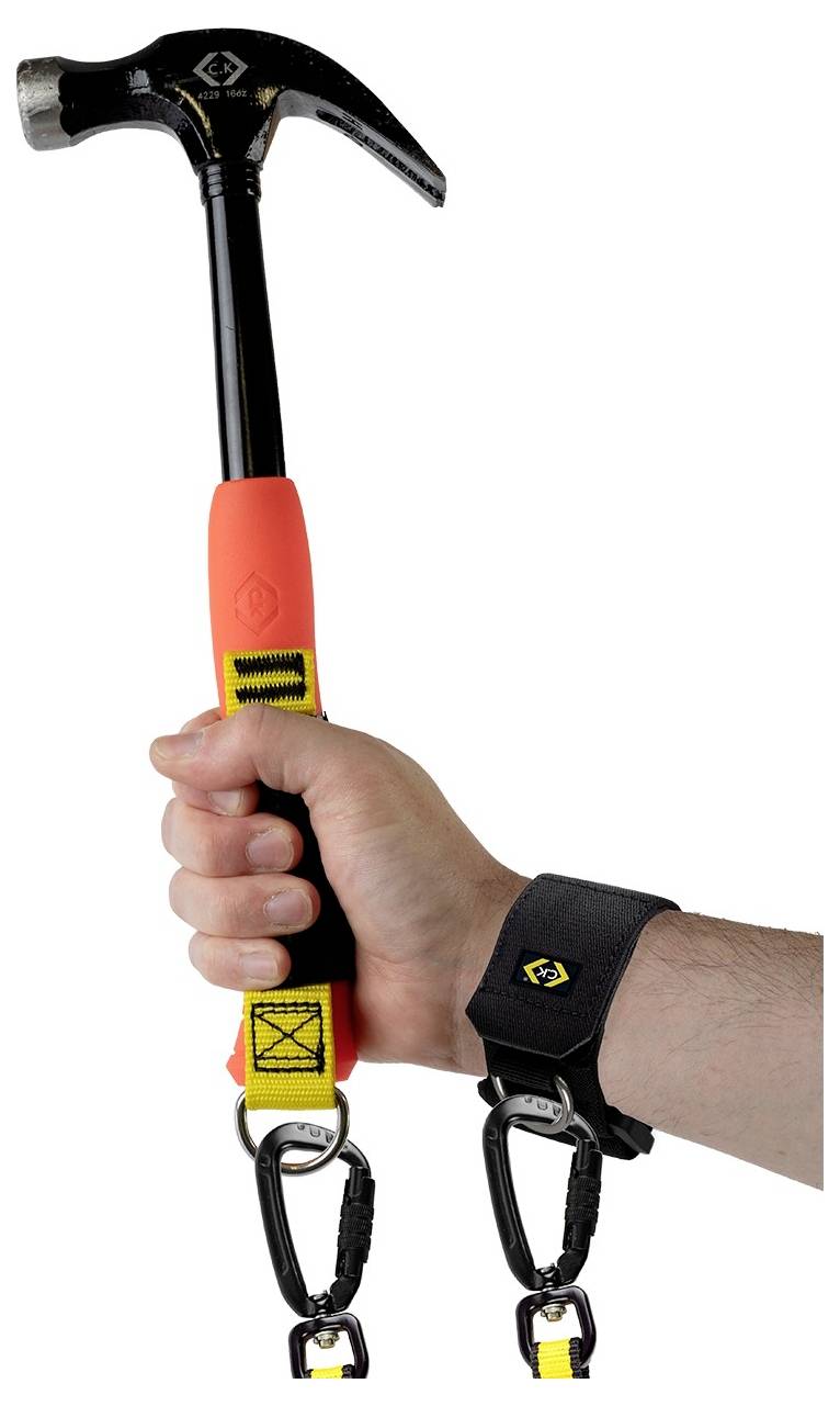 En hand håller en hammare med ett rött skaft. Ett svart handledsband är fastsatt vid skaftet via en gul och svart lanyard med karbinhakar.
