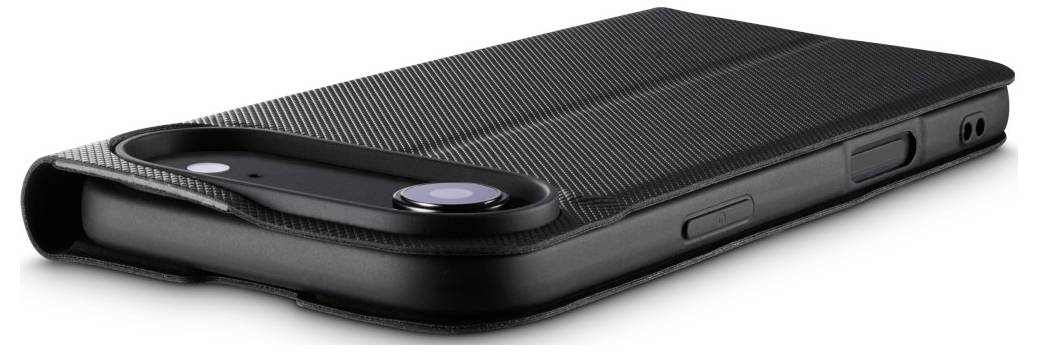 En svart smarttelefon med ett strukturerat fodral och synlig kameralinsa, liggande horisontellt på en plan yta.