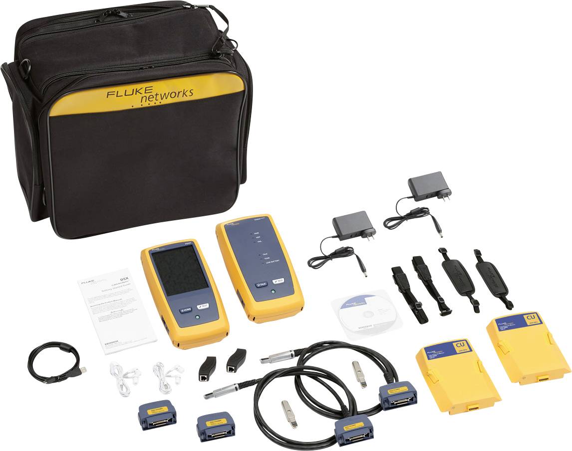 En svart Fluke Networks-väska innehåller olika test- och nätverksverktyg, inklusive gula enheter, kablar och adaptrar, arrangerade noggrant.