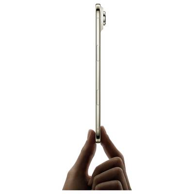 En hand som håller en smal smartphone från sidan, som visar dess tunna profil och kameraknöl.