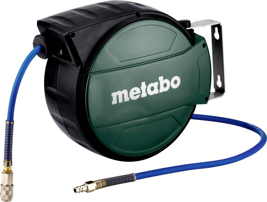En svart och grön slangvinda med 'metabo' text, utrustad med en blå slang och mässingsanslutningar, fäst vid en metallväggfäste.