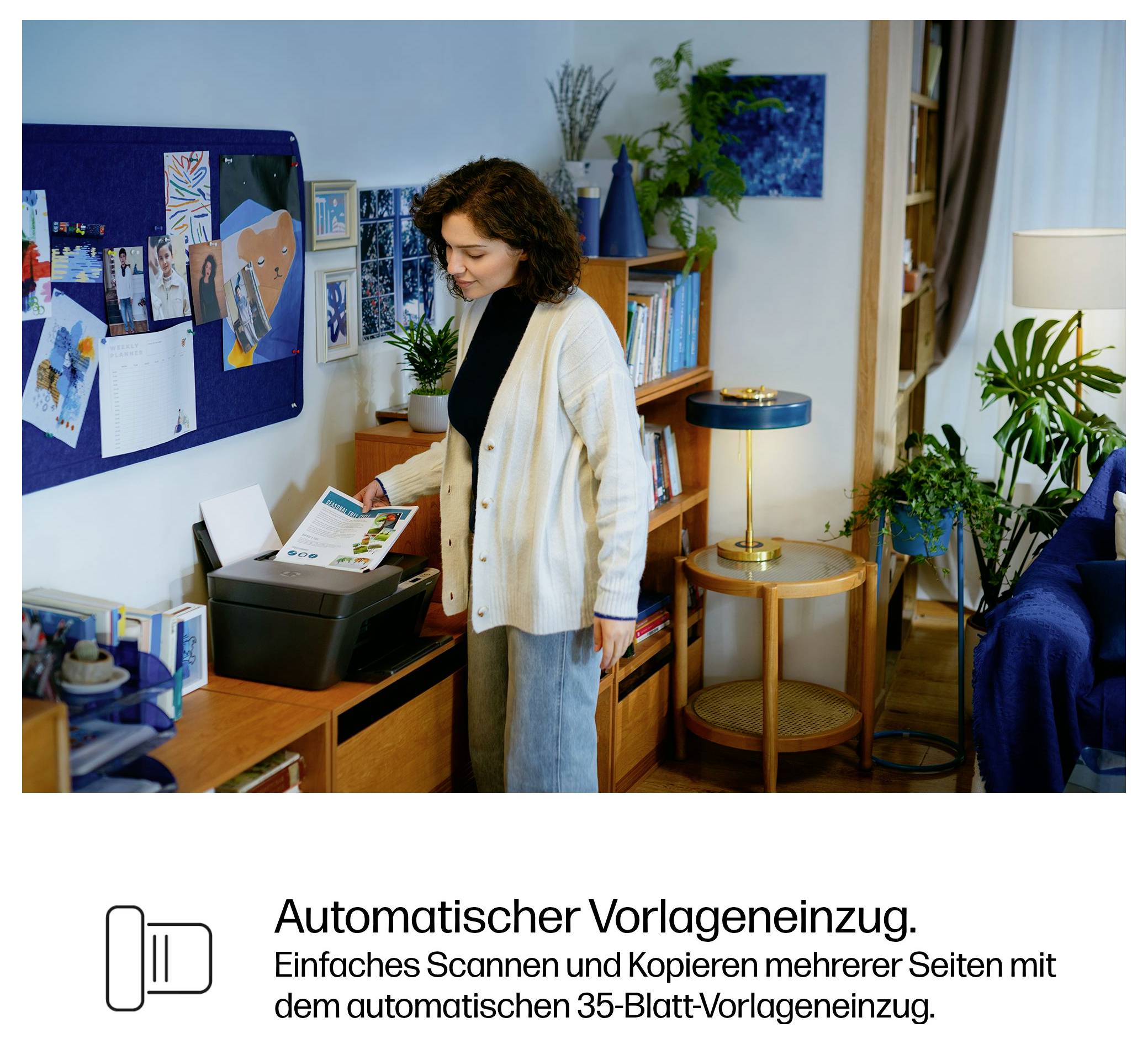 Kvinna scannar eller kopierar dokument med en skrivare i ett hemmakontor; texten på svenska lyder "Automatisk dokumentmatare" och nämner en 35-arks automatisk dokumentmatare.