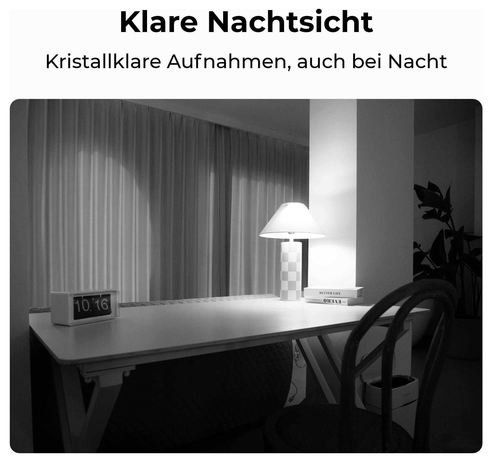 Reklamebild för 'Klar nattseende': svartvitt kontor med skrivbordslampa, klocka och gardiner, ljust och tydligt på natten.