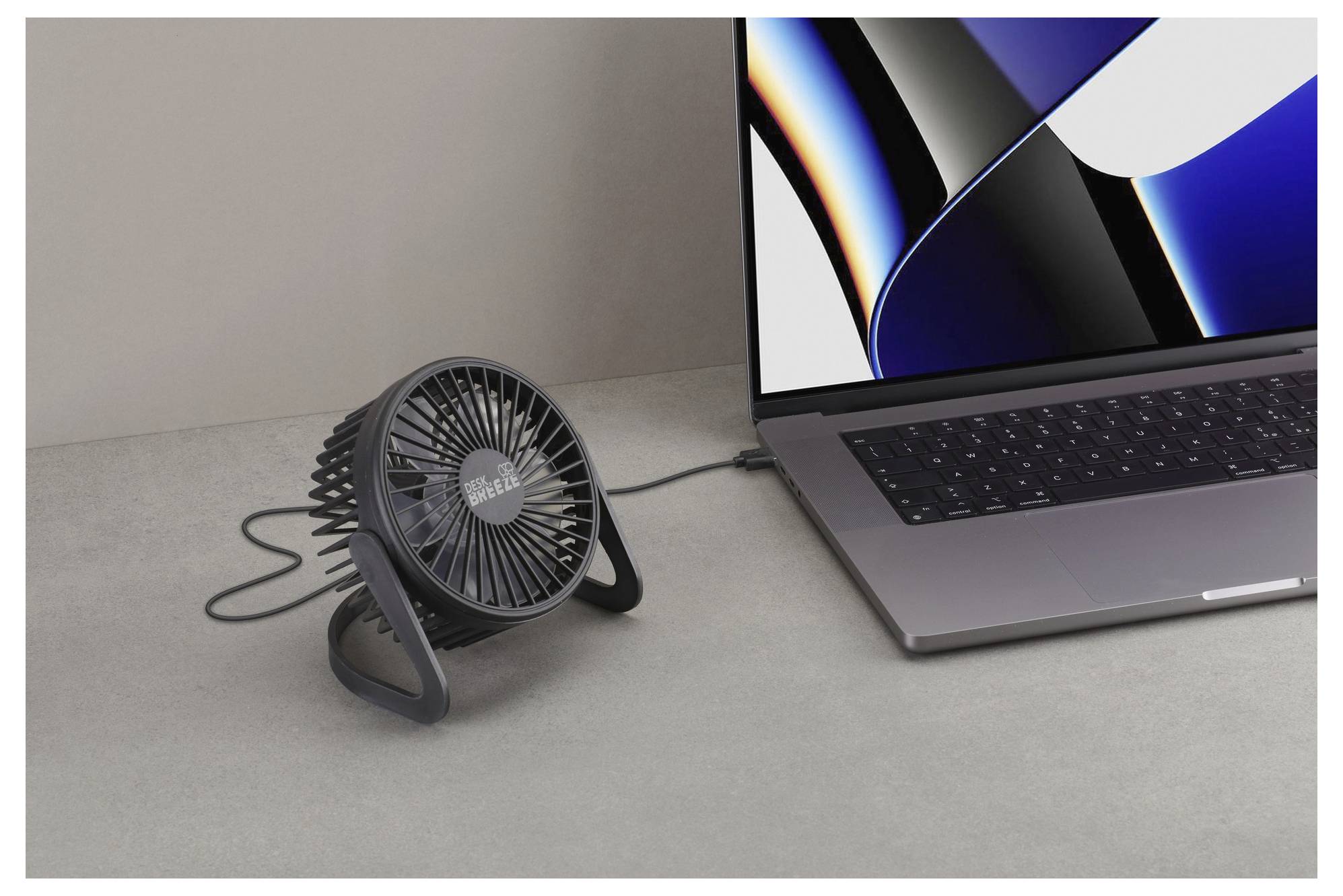 En svart, rektangulär powerbank med en kapacitet på 20 000 mAh, utrustad med USB- och USB-C-portar på ovansidan för laddning av enheter.