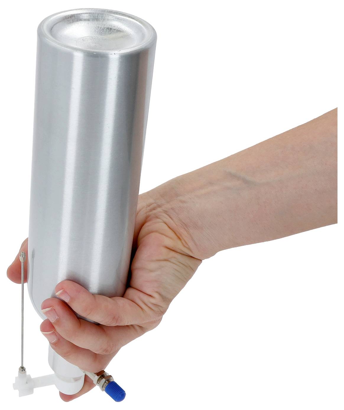 En hand som håller en metallisk behållare med ett munstycke och en ventil längst ner, sannolikt en dispenser eller sprayenhet.