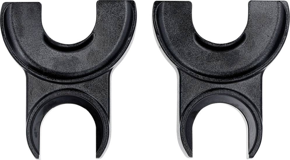 Två svarta plastklammer i U-form, var och en med en cirkulär öppning nedtill, avsedda för fastsättning av stänger eller rör.