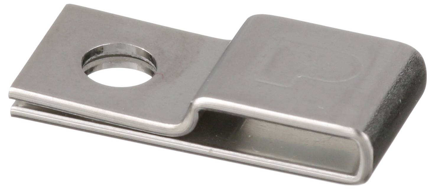 En metallklämma med ett runt hål, använd för att fästa föremål eller kablar, sedd från en vinkel som framhäver dess platta och böjda design.