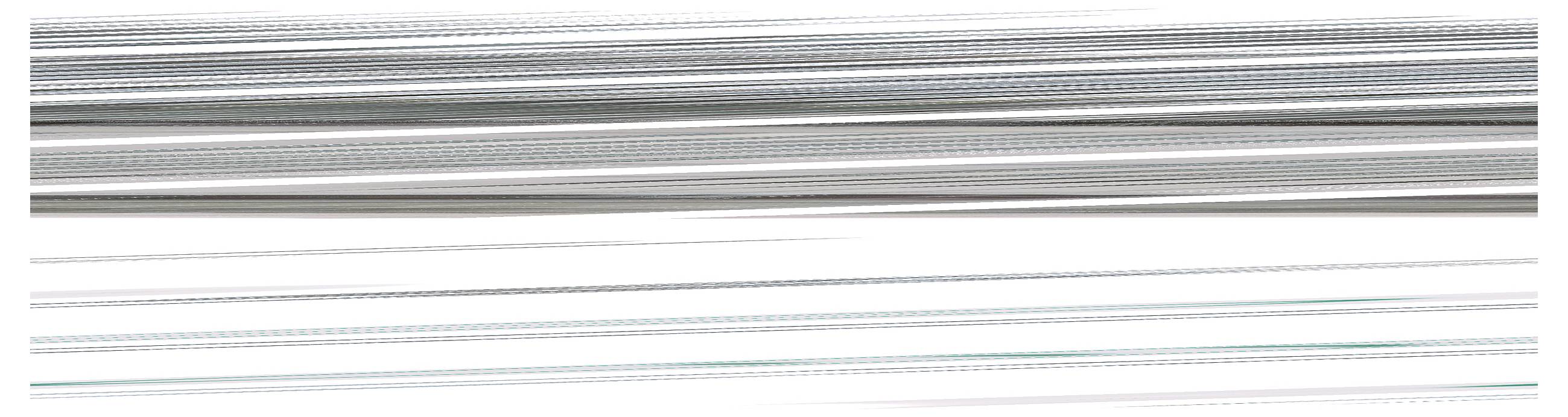 En närbild av flera förlängda, tunna metallstänger som är något vinklade och överlappar varandra, med en reflekterande och texturerad yta.