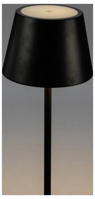 En elegant, modern svart lampa med en konisk skärm på en smal stolpe, som utstrålar ett mjukt, varmt ljus.