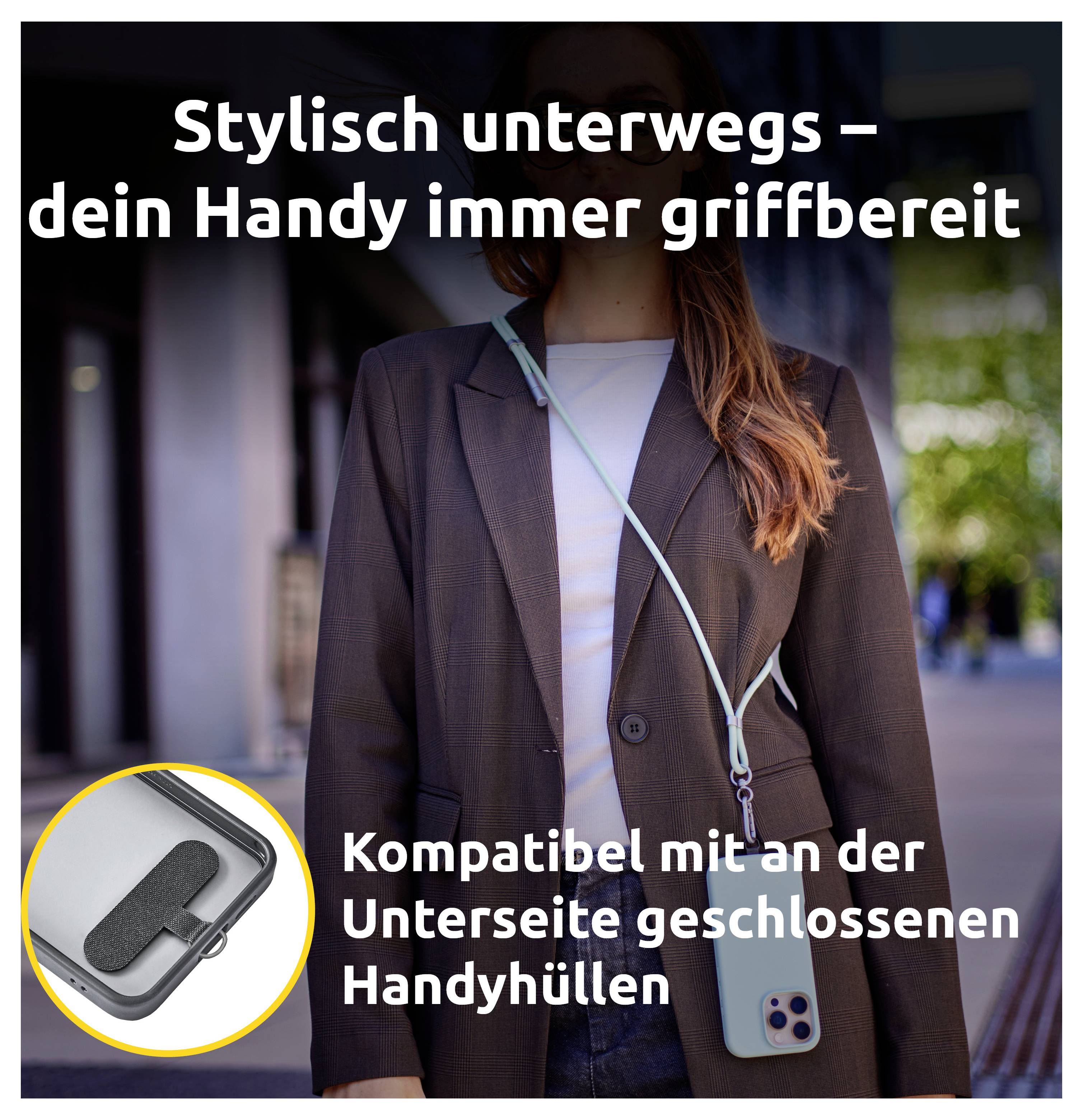 En person som bär en brun blazer använder ett blått mobilfodral med ett band. Text: 'Stylish på väg – din mobil alltid inom räckhåll. Kompatibel med mobilskal som är stängna vid nederkanten.'