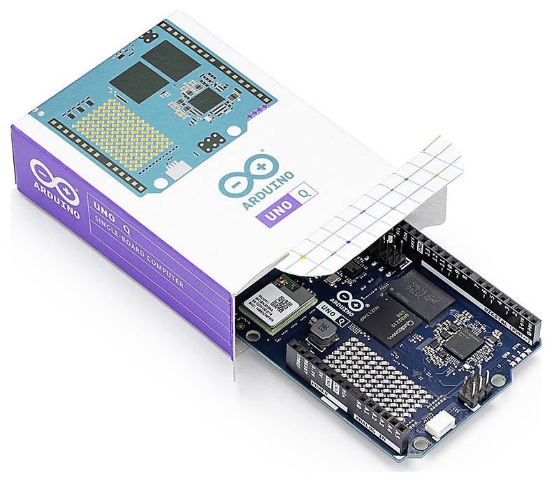 En Arduino UNO R3 mikrocontroller glider delvis ut ur sin märkta låda, vilket visar upp dess portar, kretsar och kompakta design.
