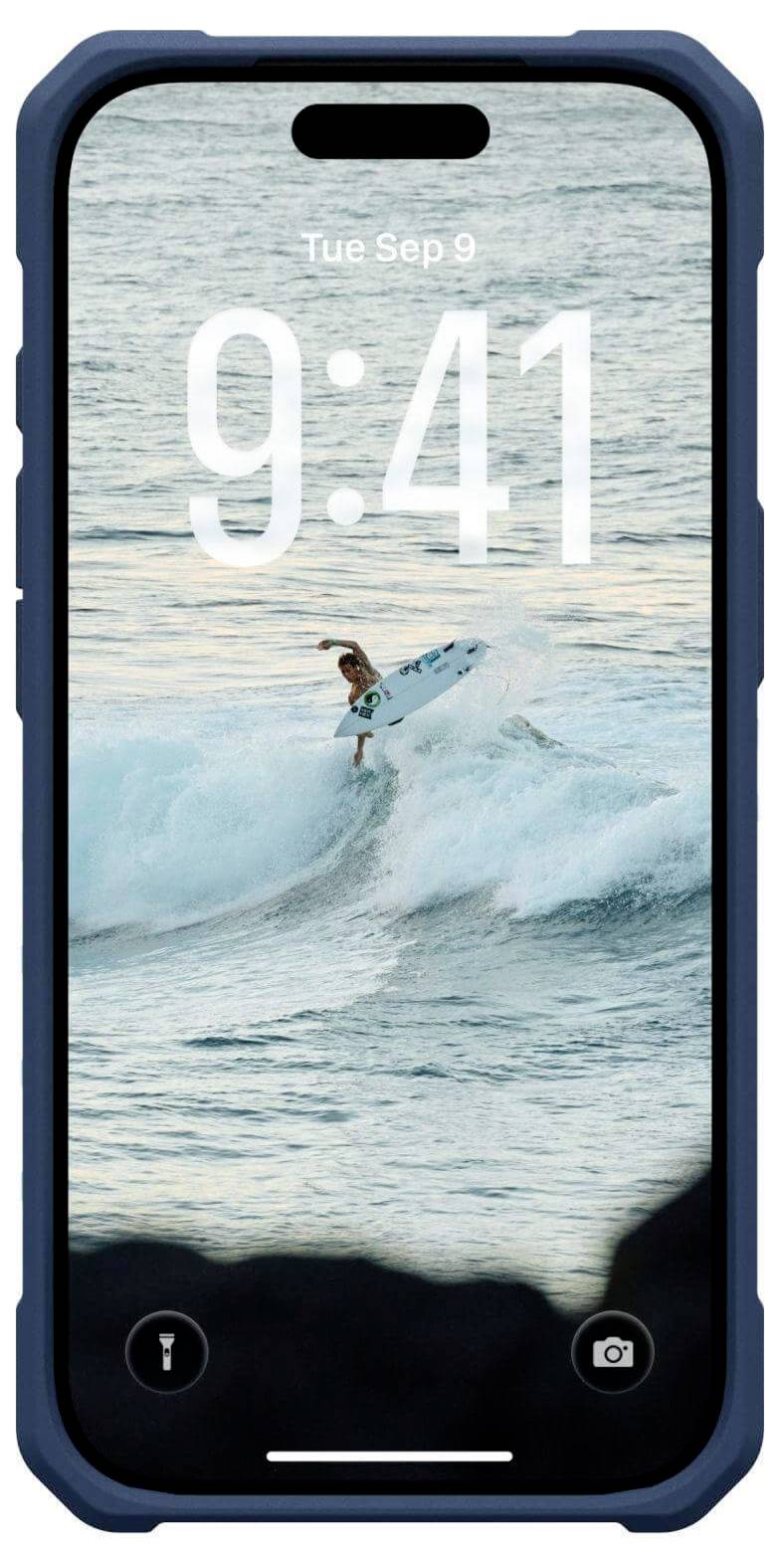 En surfare som rider på en våg i oceanen visas på en smartphonelåsskärm som visar tiden '9:41' och datumet 'Tis Sep 9.'