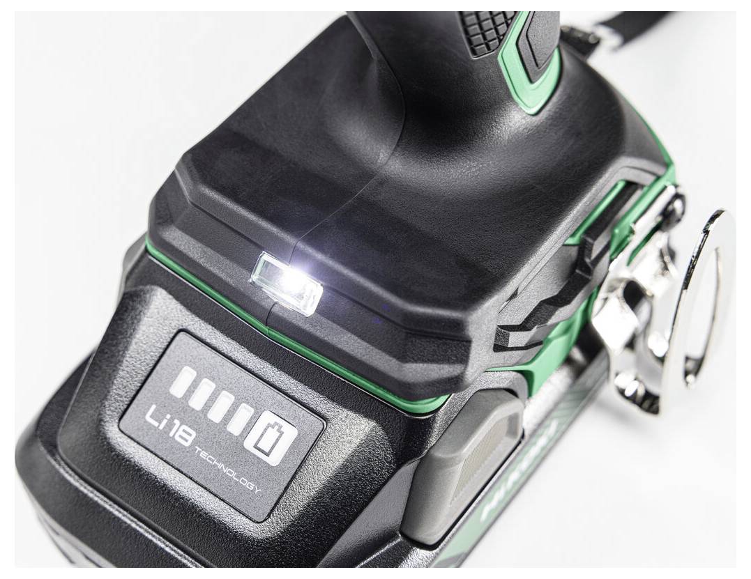 En närbild av ett sladdlöst elverktyg med en tänd LED-lampa och en synlig batterimätare som visar full laddning. Verktyget är mestadels svart och grönt.