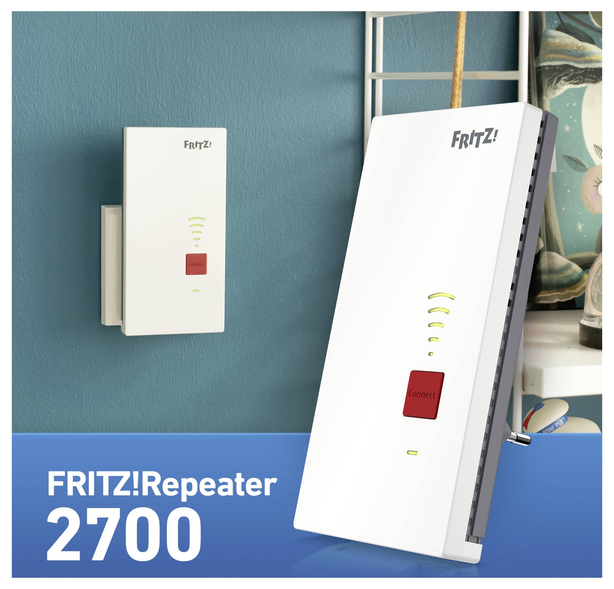 En 'FRITZ!Repeater 2700' utökar Wi-Fi-täckningen; visas inkopplad i ett vägguttag. Har en anslutningsknapp och signalindikator.