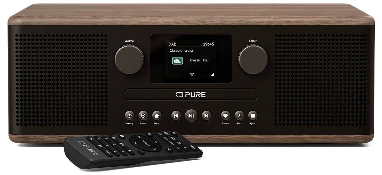 En träfärgad digital radio med en displayskärm som visar 'DAB Classic Hits', två reglage, en högtalare på vardera sida, och en fjärrkontroll.