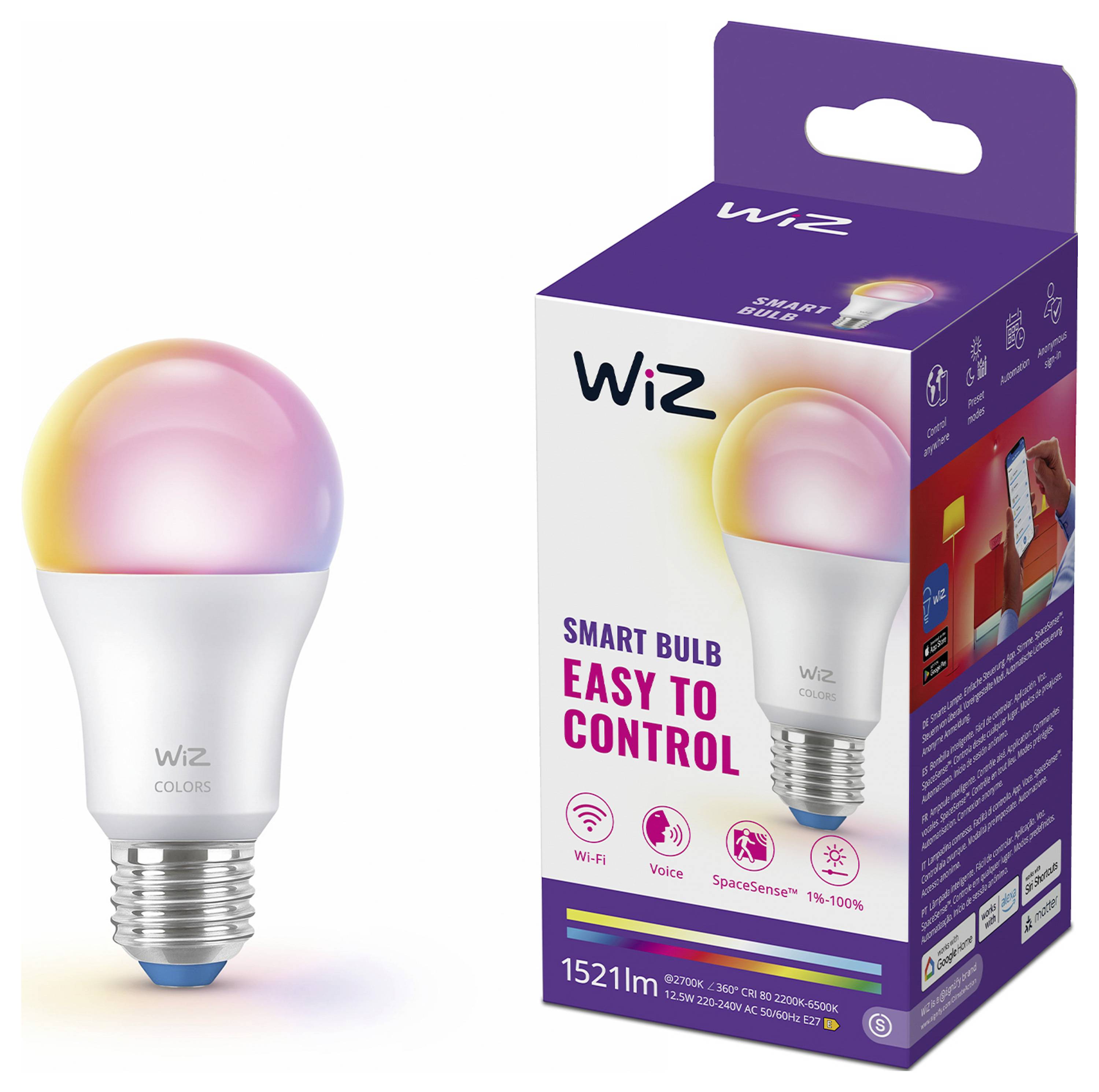 En WiZ smart lampa och dess förpackning. Lampan är multifärgad, och lådan framhäver funktioner som WiFi-anslutning och röststyrning.