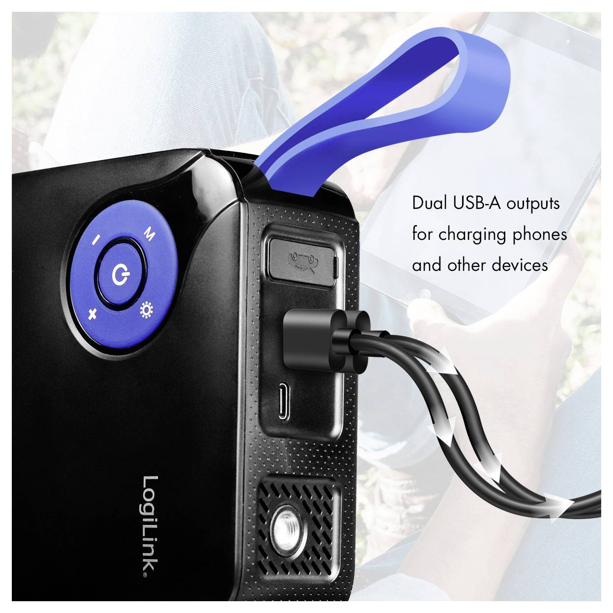En bärbar powerbank med dubbla USB-A-utgångar visas, där två enheter laddas. Ett blått band är fäst för att bära den, och 'LogiLink' är skrivet på den.